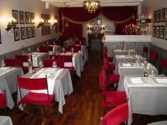 "Photo of Le rideau rouge"